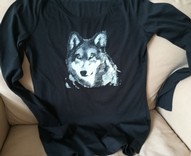 foto t shirt met wolf op stoel.jpg